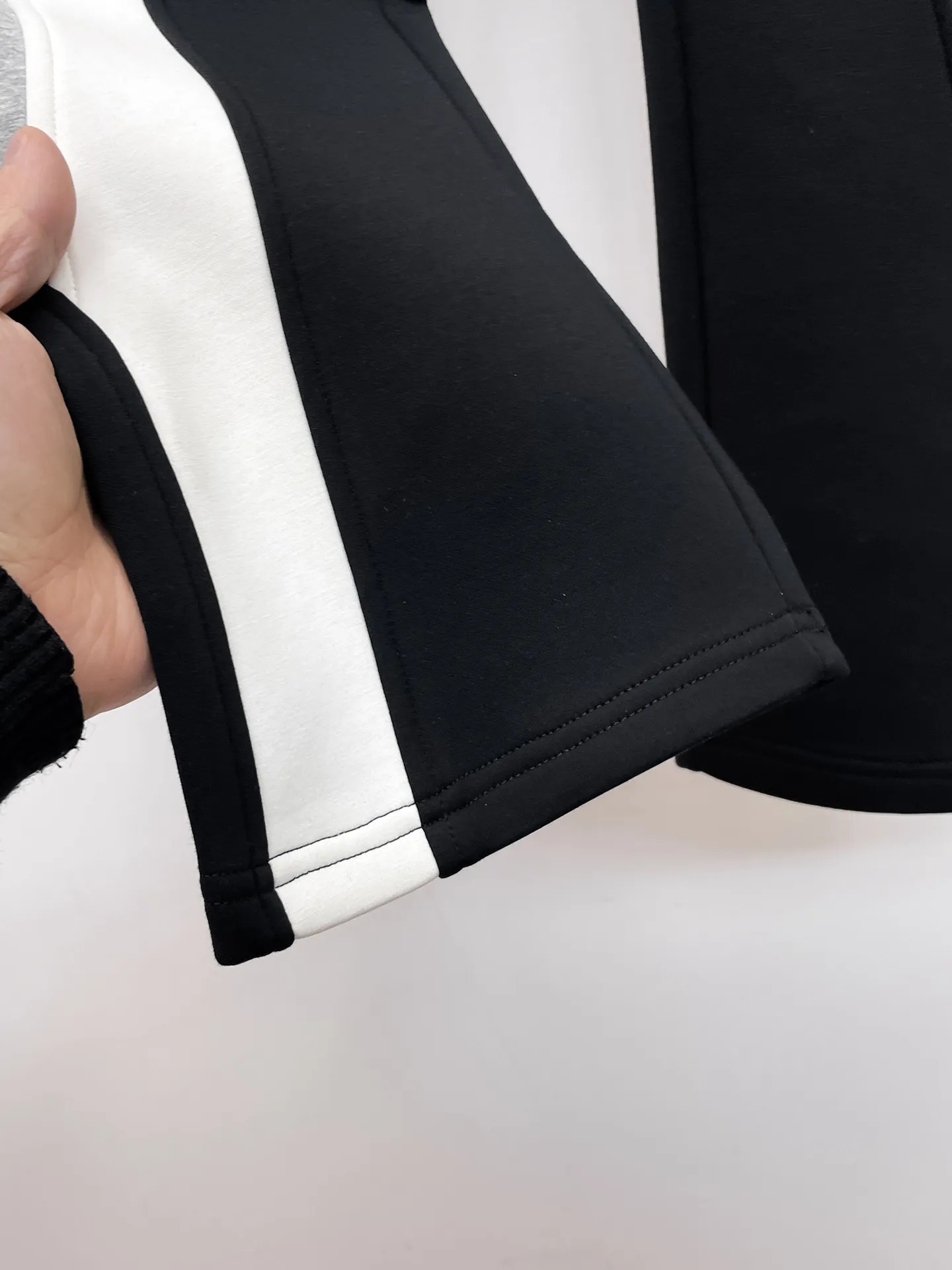 Balenciaga 🆕2026 Autumn and Winter New Arrival Casual Pants! The official website will be released simultaneously. Brand Classic LOGO casual pants, customized fabrics, excellent comfort and strong touch. Highly recognisable, perfect appearance and craftsmanship. Size:M-3XL